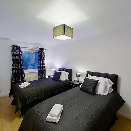 Orange Town House - Shaw Road, Only 6 Minutes To City Centre Абърдийн Екстериор снимка