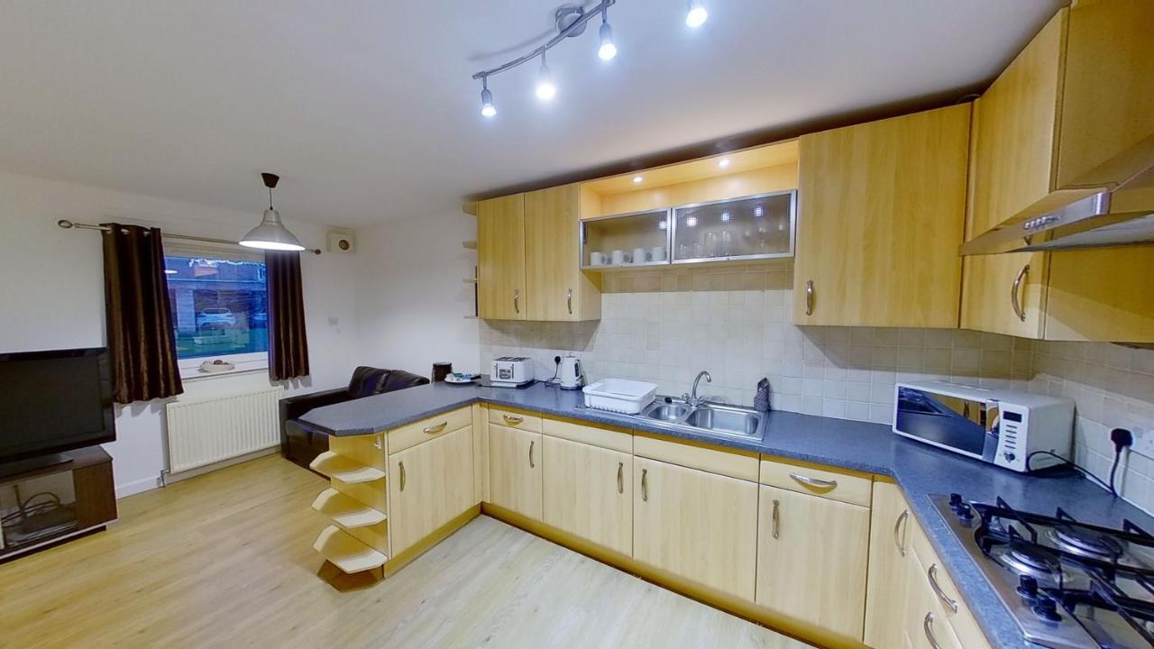 Orange Town House - Shaw Road, Only 6 Minutes To City Centre Абърдийн Екстериор снимка